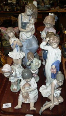 Lot 162 - A tray of Nao figures