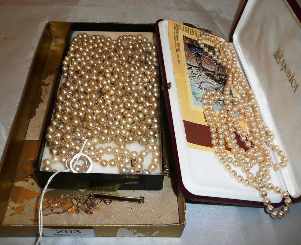 Lot 203 Three 9ct gold squared rings, a bar brooch,