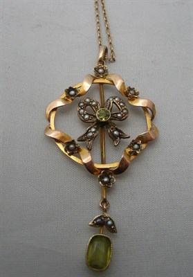 Lot 206 - An Edwardian peridot and seed pearl pendant on chain, one seed pearl missing