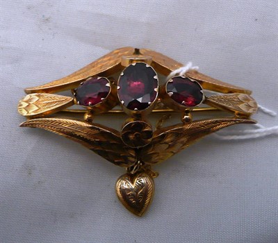 Lot 247 - Gold 'ruby'-set brooch