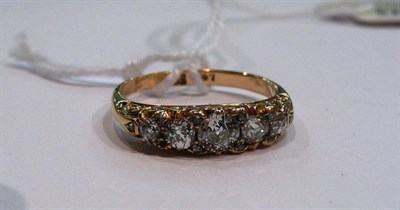 Lot 359 - A Victorian diamond five stone ring