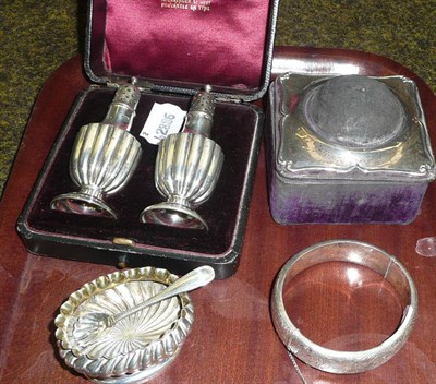 Lot 519 - A cased pair of silver peppers, a salt