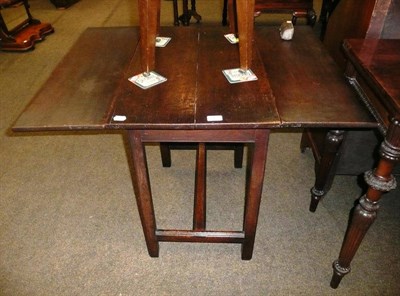 Lot 672 - Small oak dropleaf table