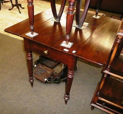 Lot 724 - Victorian Pembroke table