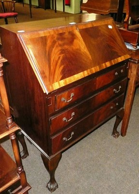 Lot 726 - A mahogany reproduction bureau