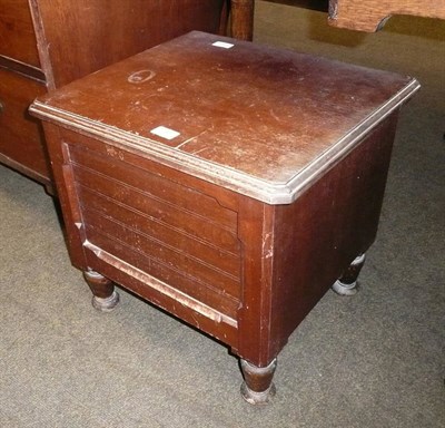 Lot 751 - Mahogany commode