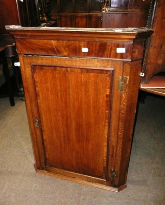 Lot 754 - An 18th century oak corner cupboard