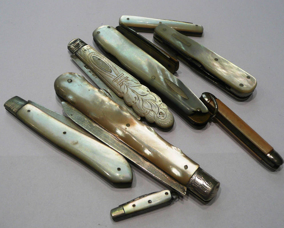 Lot 78 - Nine mother-of-pearl fruit and pen knives