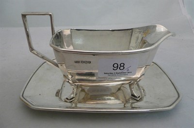 Lot 98 - A silver sauce boat and stand, approx 13.35oz