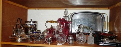 Lot 133 - Victorian coin drinking glass, cranberry glass, plated wares etc on one shelf