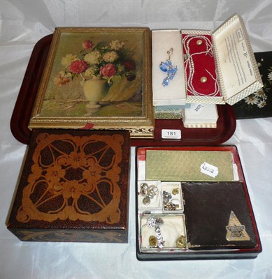 Lot 181 - A quantity of costume jewellery including beads, brooches, earrings etc