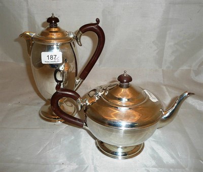 Lot 187 - A silver teapot and hot water jug, approx 25oz