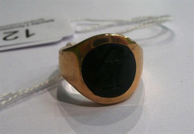 Lot 12 - A bloodstone signet ring stamped '18'