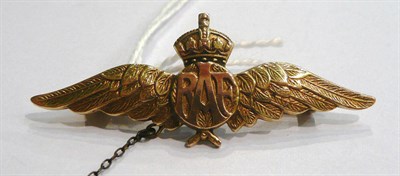Lot 32 - A 9ct gold RAF pin brooch, 3.8g