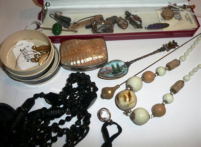 Lot 41 - A box of assorted jewellery including a pair of Eastern cufflinks stamped '18', a hat pin, a French