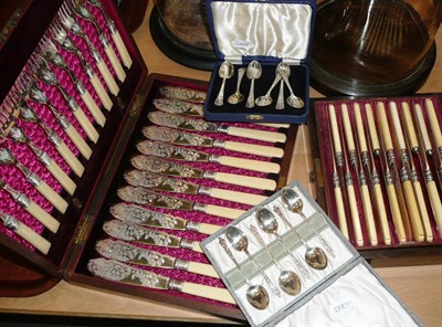 Lot 83 - Rosewood cased cutlery, fish eaters and two cases of teaspoons