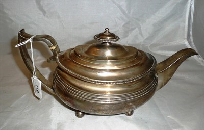 Lot 119 - A Georgian silver teapot, 1815, 17oz