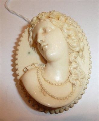 Lot 210 - An ivory cameo brooch