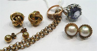 Lot 235 - Three pairs of earrings, a hollow chain and two rings