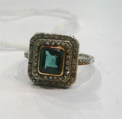 Lot 258 - An Art Deco tourmaline and diamond cluster ring