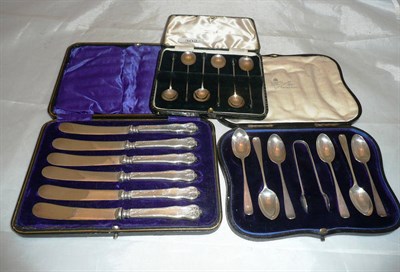 Lot 302 - Six silver teaspoons and tongs, six silver coffee bean spoons and six silver handled knives