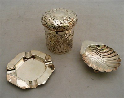 Lot 387 - A silver cigarette ashtray, silver shell dish and a silver box and cover, 5.4oz