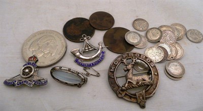 Lot 394 - Assorted brooches and coins, etc