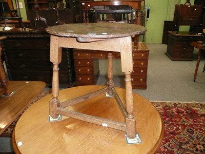 Lot 578 - Cricket table