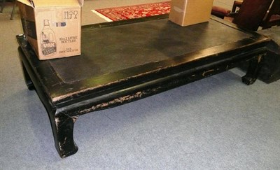 Lot 686 - An antique Chinese black lacquer waisted wide Kang table