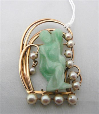 Lot 81 - A brooch with carved jade central panel