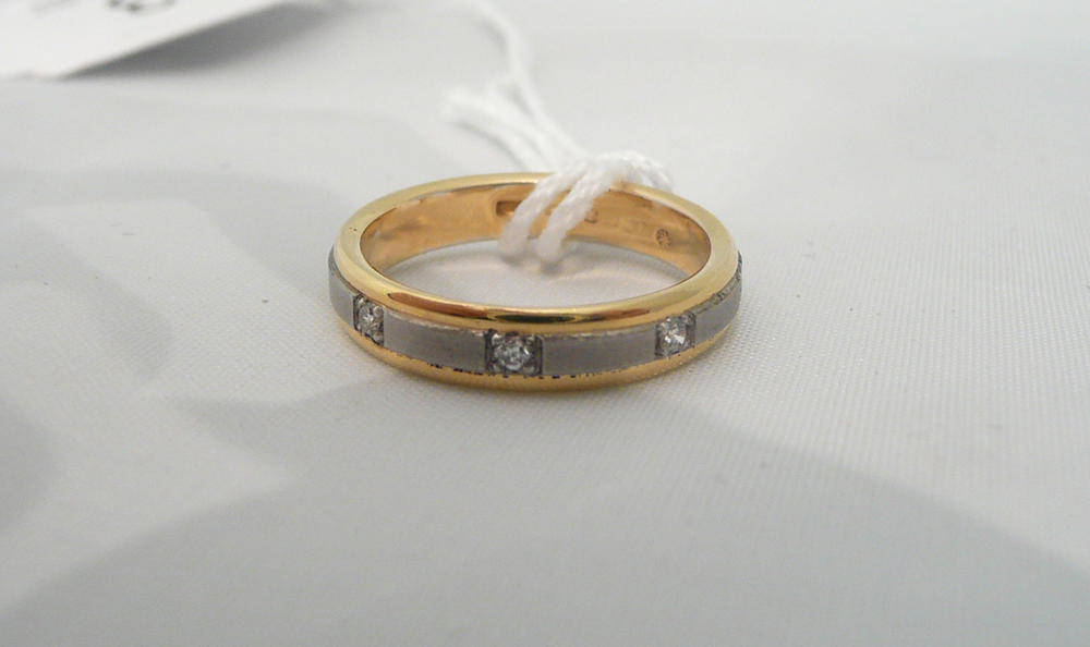 Lot 83 - An 18ct two colour gold diamond ring