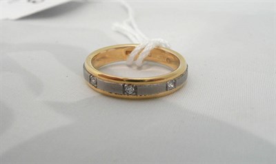 Lot 83 - An 18ct two colour gold diamond ring