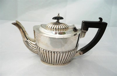 Lot 133 - An Edwardian small silver teapot, Birmingham 1906, 7oz