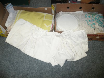 Lot 194 - Two boxes of mixed linen