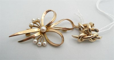 Lot 237 - A pair of 9ct gold knot earrings and a 9ct gold cultured pearl bow brooch