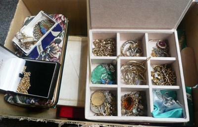 Lot 260 - A quantity of costume jewellery