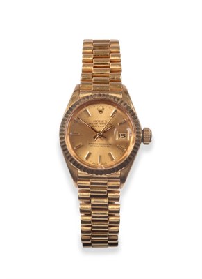 Lot 155 - A Lady's 18ct Gold Automatic Calendar Centre Seconds Wristwatch, signed Rolex, Oyster...