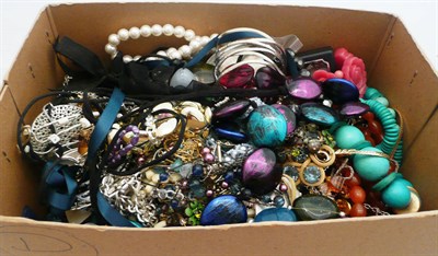 Lot 346 - A box of costume jewellery