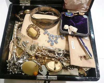 Lot 392 - A quantity of costume jewellery