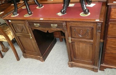 Lot 533 - An Edwardian small walnut kneehole desk