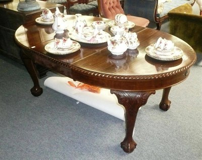 Lot 565 - Dining table