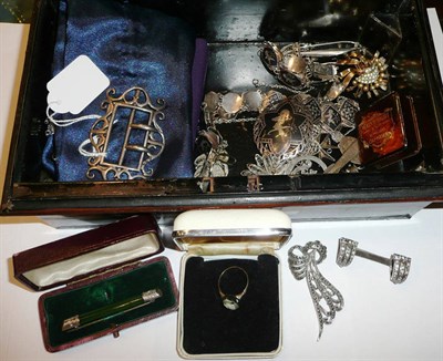 Lot 114 - Assorted filigree brooches, Thai jewellery, marcasite brooches etc