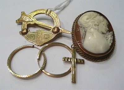 Lot 120 - A 9ct gold kilt pin brooch, a cameo brooch, a cross and hoop earrings