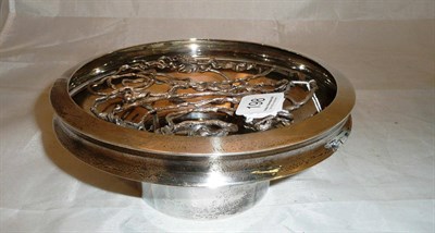 Lot 198 - A silver rose bowl and liner, Birmingham 1970, 19oz