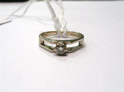 Lot 280 - Art Deco style 18ct white gold diamond ring