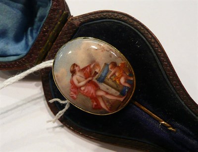 Lot 283 - An enamel stick pin in a fitted case