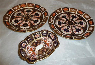 Lot 419 - A set of three Royal Crown Derby Imari pattern desert plates, and a witches Japan pattern dish