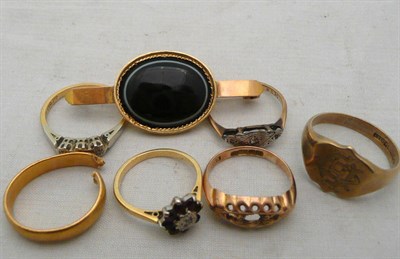 Lot 455 - Six assorted rings and a brooch