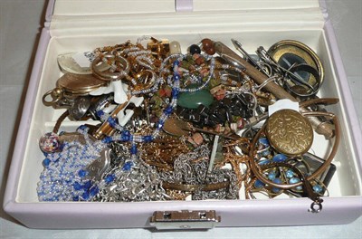 Lot 511 - Box of jewellery