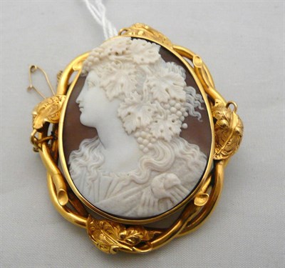 Lot 518 - A Victorian shell cameo brooch